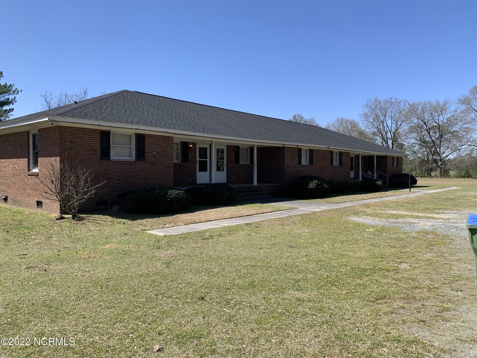 21800 Old Wire Rd in Wagram, NC - Building Photo