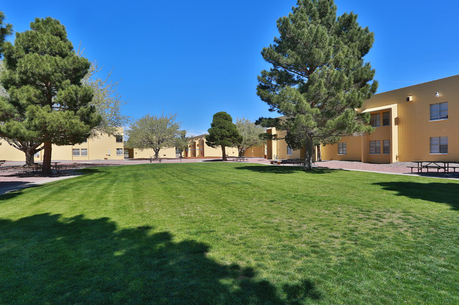 La Mirada Apartments in El Paso, TX - Foto de edificio - Building Photo