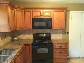 8325 Elm Ave in Raytown, MO - Building Photo - Building Photo