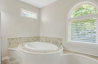 7413 Laketree Dr in Raleigh, NC - Foto de edificio - Building Photo