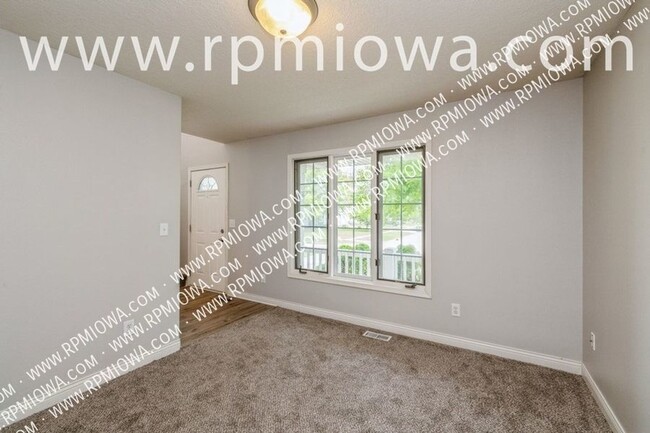 15803 Hawthorn Dr in Clive, IA - Building Photo - Building Photo