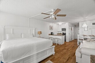 8817 S Thomas Dr in Panama City Beach, FL - Building Photo - Building Photo