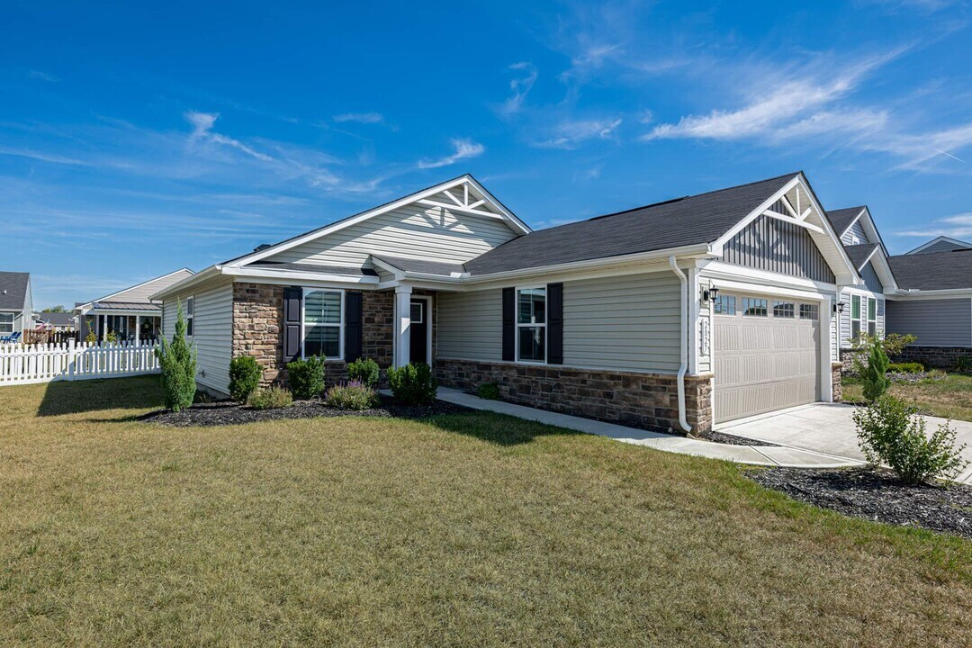 2027 Trillium Wy in Tipp City, OH - Building Photo
