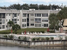 8220 Sunrise Lakes Blvd in Sunrise, FL - Building Photo