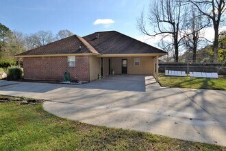 1521 Brookfield Dr in Denham Springs, LA - Building Photo - Building Photo