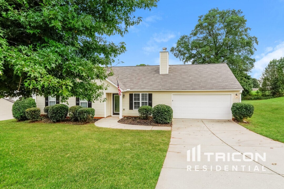 347 Royal Oaks Dr in Winder, GA - Building Photo
