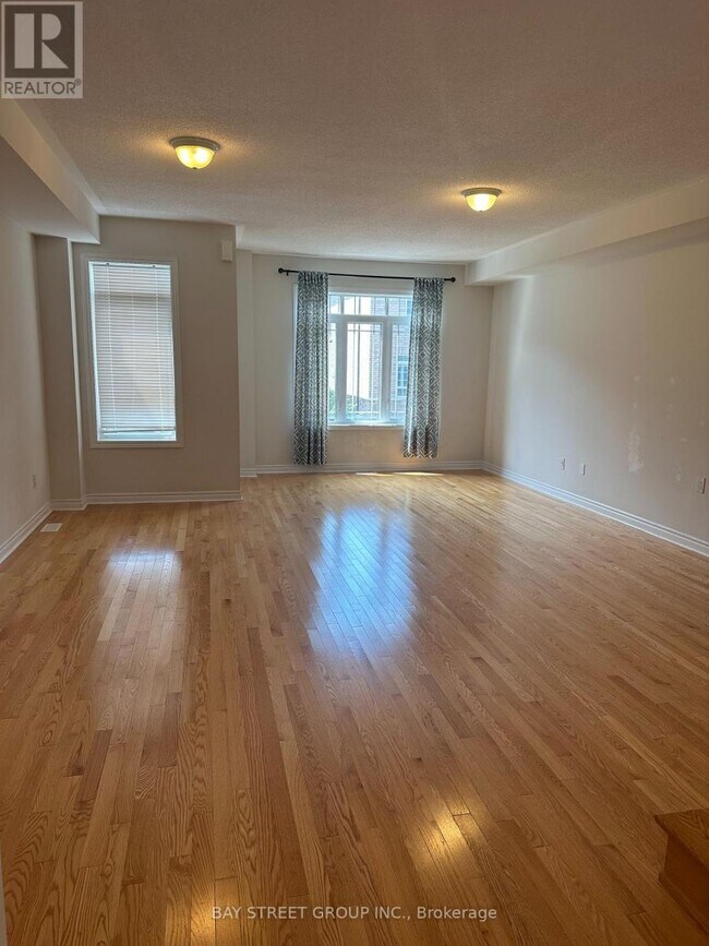 112 Gordon Cir in Newmarket, ON - Building Photo - Building Photo