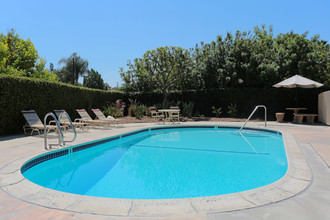 Pinecrest Apartments in La Mirada, CA - Foto de edificio - Building Photo