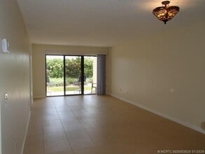7400 S Ocean Dr in Jensen Beach, FL - Building Photo - Building Photo
