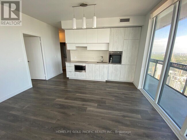 8 Eglinton Ave E in Toronto, ON - Building Photo - Building Photo