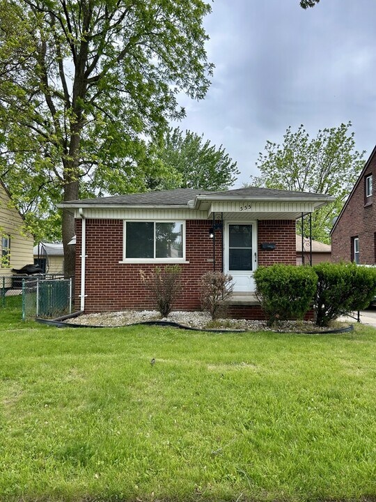 555 Antoine St in Wyandotte, MI - Building Photo