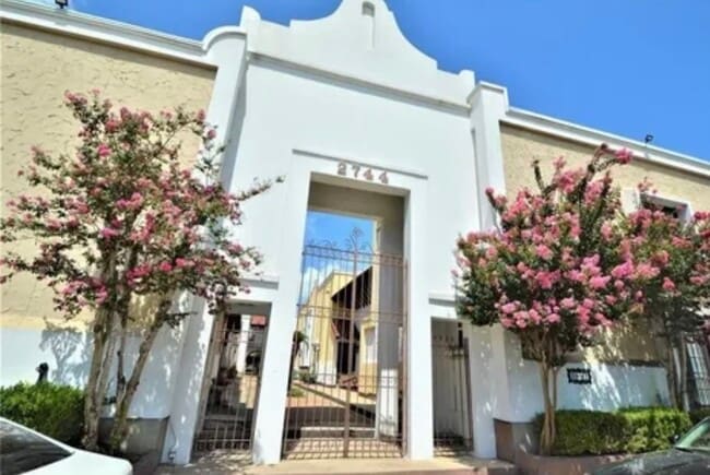 property at 2744 Briarhurst Dr