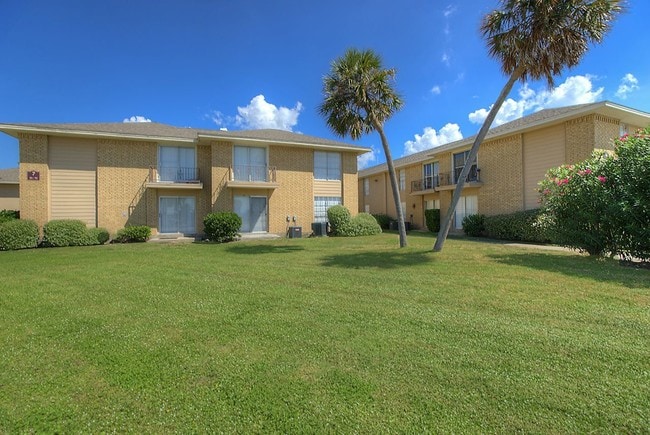 ASHTON PLACE APARTMENTS in Galveston, TX - Foto de edificio - Building Photo