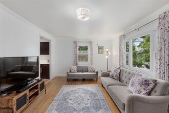 256 Round Hl Dr in Yonkers, NY - Building Photo - Building Photo