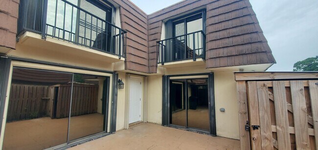 704 7th Ln in Palm Beach Gardens, FL - Foto de edificio - Building Photo