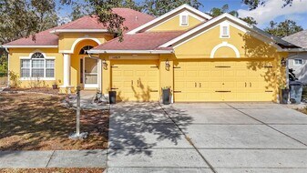 16829 Midsummer Ln, Unit 10 in Shady Hills, FL - Building Photo