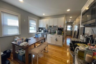 72 Frederick Ave, Unit 1 in Medford, MA - Foto de edificio - Building Photo