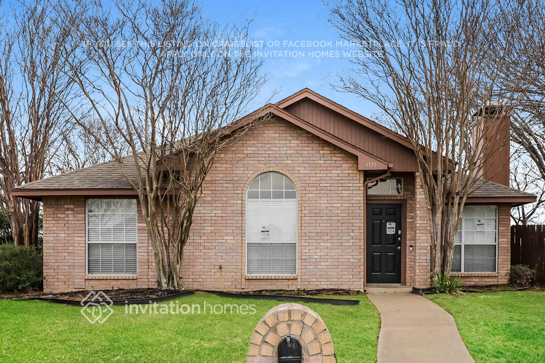 1325 Meadow Creek Dr in Lancaster, TX - Building Photo