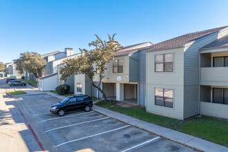 Park Oaks Apartments in Fort Worth, TX - Building Photo - Primary Photo