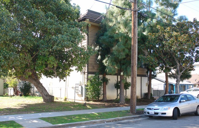 702 E Chestnut St in Glendale, CA - Building Photo - Building Photo