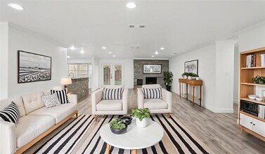 3855 Crest Cove Cir in Dallas, TX - Building Photo - Building Photo