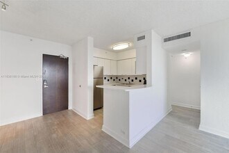 1500 Bay Rd, Unit S-1508 in Miami Beach, FL - Building Photo - Building Photo
