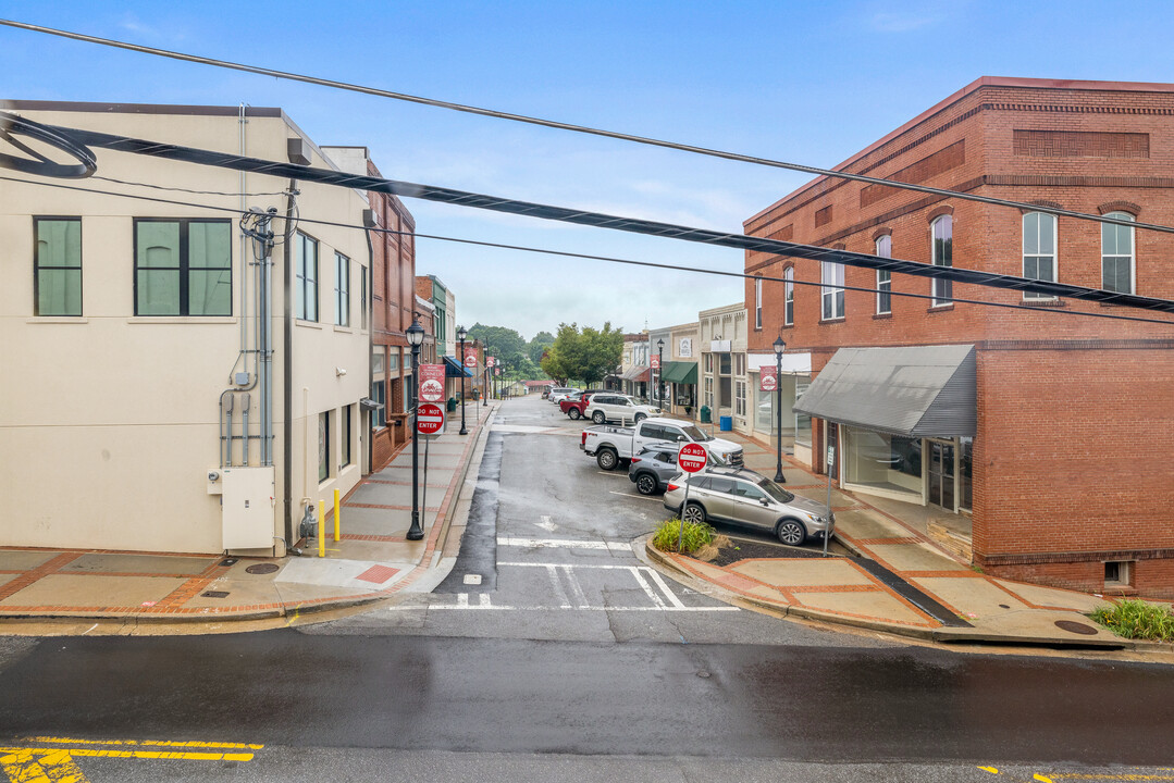 128 N Main St in Cornelia, GA - Foto de edificio