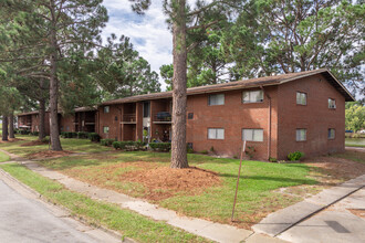 Collinswood Lake Apartments in Portsmouth, VA - Building Photo - Primary Photo