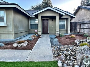 1622 S Peppertree Ct in Visalia, CA - Foto de edificio - Building Photo