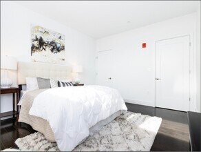 2 W Sixth St in Boston, MA - Building Photo - Building Photo