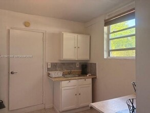 12890 NE Miami Ct in North Miami, FL - Foto de edificio - Building Photo