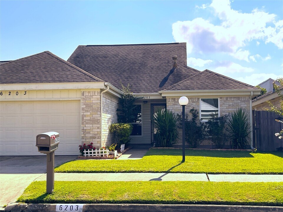 6203 Gladewell Dr in Houston, TX - Building Photo