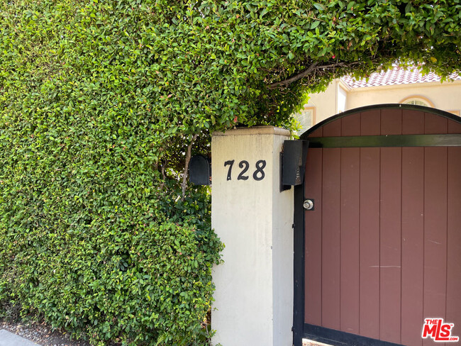 728 Westbourne Dr in West Hollywood, CA - Building Photo - Building Photo