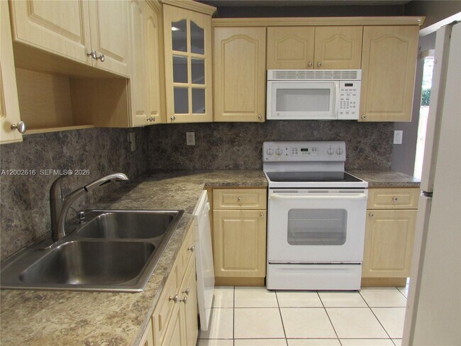 5555 Ludlam Rd in Miami, FL - Building Photo - Building Photo