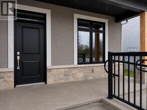 1547 Flanders Rd in Brockville, ON - Foto de edificio - Building Photo