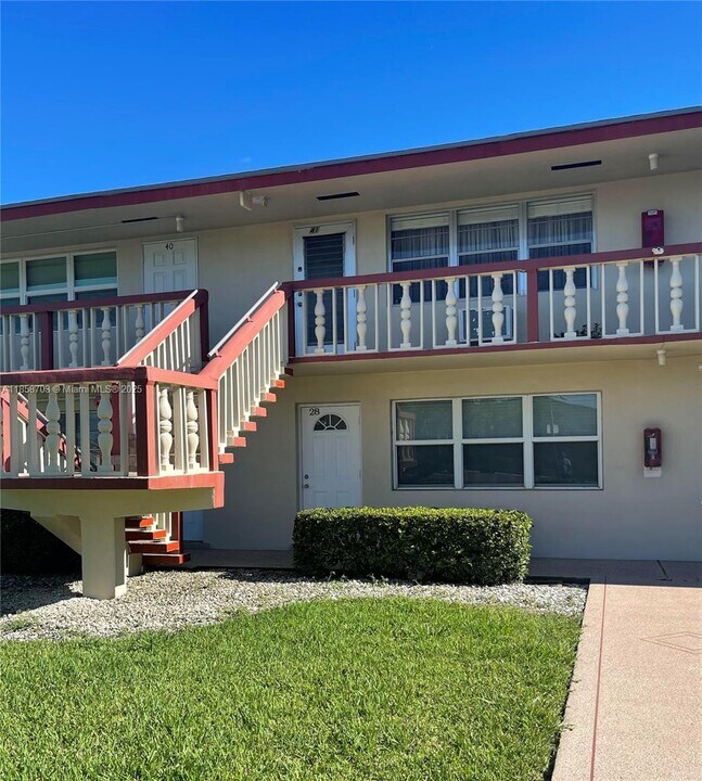 28 Sussex B in West Palm Beach, FL - Building Photo