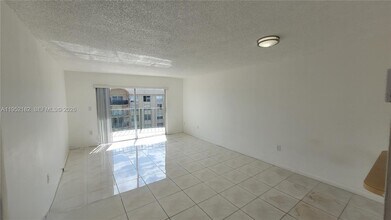 9360 Fontainebleau Blvd in Miami, FL - Building Photo - Building Photo