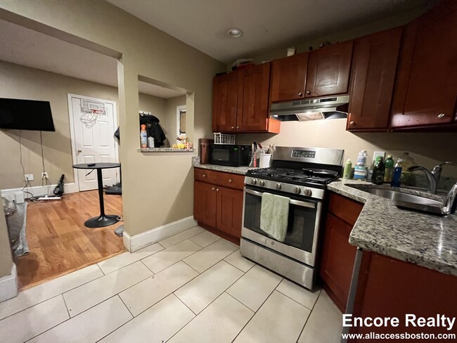 36 Euston St, Unit 12-1 in Brookline, MA - Building Photo - Building Photo