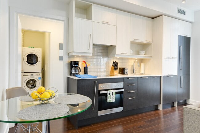 217 Adelaide St W in Toronto, ON - Building Photo - Building Photo