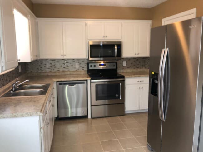 8808 Cedar Ln in Midwest City, OK - Foto de edificio - Building Photo