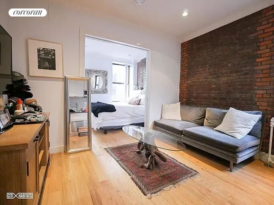 260 Elizabeth St in New York, NY - Building Photo