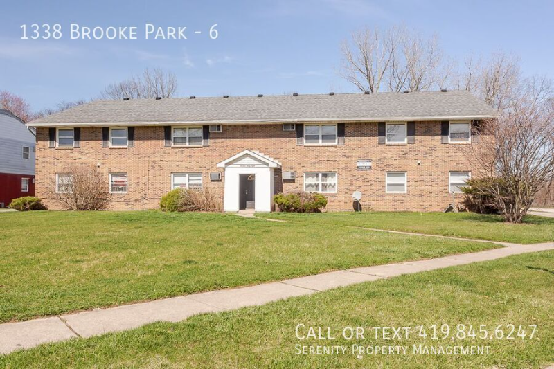 1338 Brooke Park Dr in Toledo, OH - Building Photo