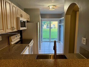 930 NE 34th Ave, Unit 102 in Homestead, FL - Building Photo - Building Photo