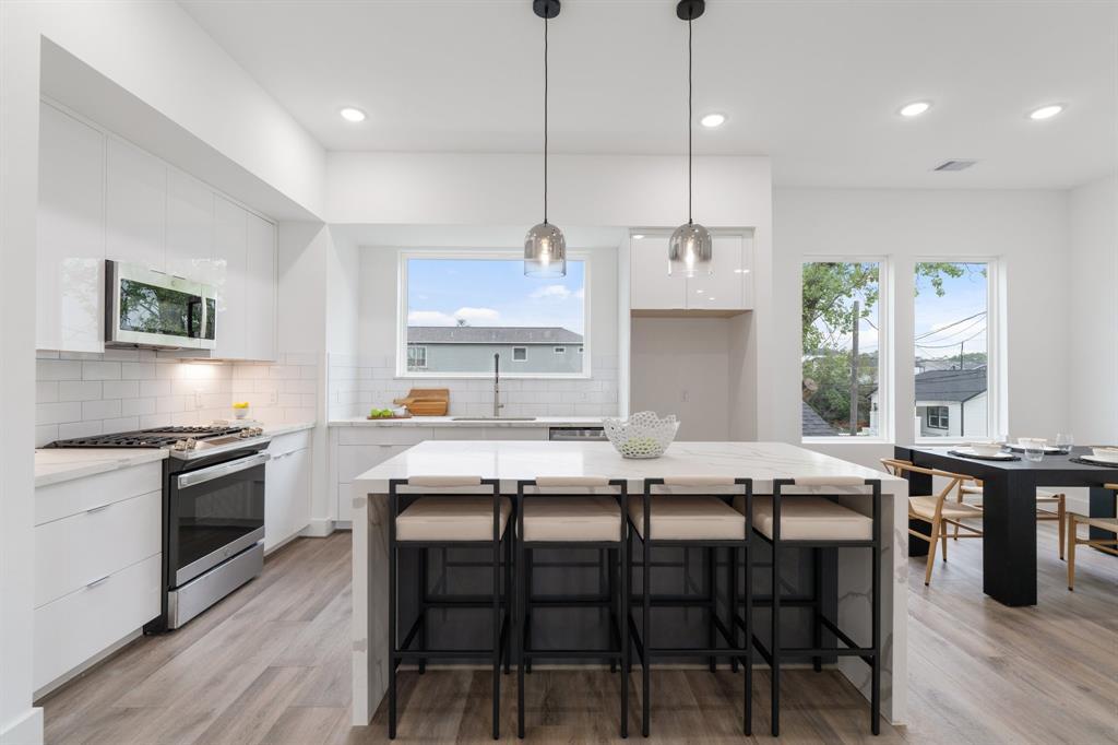 216 E 31st 1/2 St in Houston, TX - Building Photo