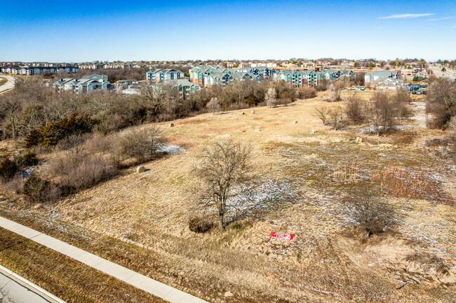 The Lux in Overland Park, KS - Building Photo - Building Photo