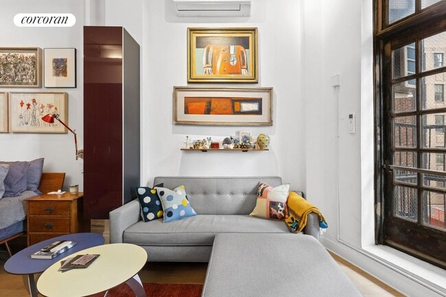 8 W 13th St in New York, NY - Building Photo - Building Photo