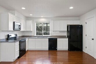 7722 SE Washington St in Portland, OR - Building Photo - Building Photo