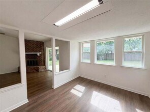 913 Jayellen Ct in Burleson, TX - Foto de edificio - Building Photo