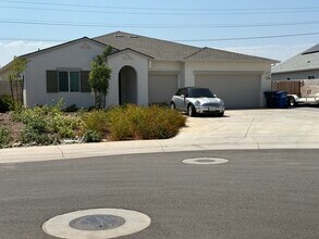 5308 Feathers Ave in Redding, CA - Building Photo - Building Photo