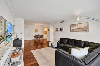 5600 Collins Ave, Unit 5C in Miami Beach, FL - Foto de edificio - Building Photo